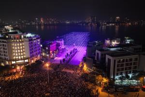 Phá kỷ lục Đông Nam Á - lần đầu tiên người dân Thủ đô được trực tiếp chứng kiến màn trình diễn ánh sáng nghệ thuật quy mô lớn nhất từ trước tới nay